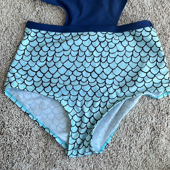 Cupshe one piece cut out swimsuit - Picture 2 of 6